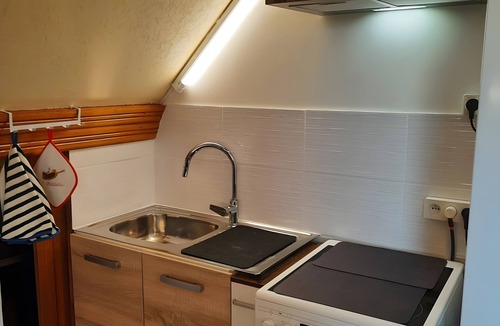 Courseulles-sur-Mer Apartment | Apartment 'Courseulles Comme À La Maison' with Private Terrace and Wi-Fi