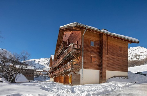 Saint-Sorlin-d'Arves Apartment | Apartment in Saint-Sorlin near Ski Slopes