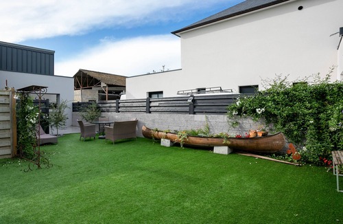 Hillion Apartment | Apartment 'Logement Tulipe - 6 Personnes' with Private Terrace and Wi-Fi