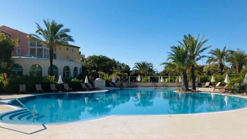 Les Issambres Apartment | Appartement de standing face à la baie de St-Tropez, vue mer, jardin et piscine.