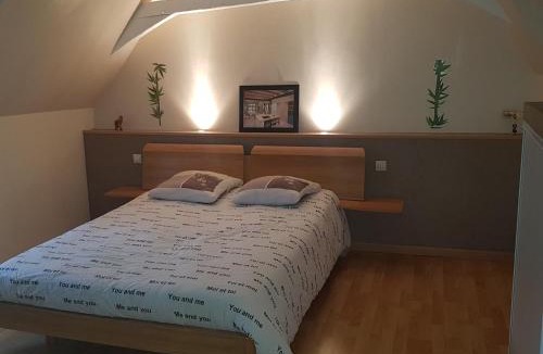 Bazouges-sur-le-Loir Apartment | appartement a l'étage d'une maison avec entrée commune par ma maison comprenant une chambre avec un grand lit , une d'enfant et un clic-clac dans la piece de vie