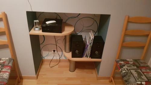 Bazouges-sur-le-Loir Apartment | appartement a l'étage d'une maison avec entrée commune par ma maison comprenant une chambre avec un grand lit , une d'enfant et un clic-clac dans la piece de vie