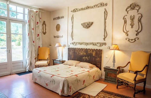 Durtal Other | Au cœur du Château de Chambiers, L'Orangerie accueille familles et amis dans un cadre paisible et intimiste. Jardin privatif, piscine protégée et vaste domaine arboré invitent à des séjours placés sous le signe de la sérénité.
