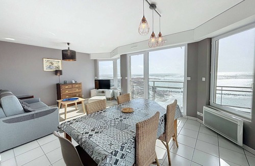 Granville Apartment | Beautiful beachfront apartment with balcony, parking and modern amenities