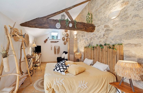 Saint-Malo-du-Bois Bed & Breakfast | Bed and Breakfast 'Chambre Bohème' with Shared Garden and Wi-Fi