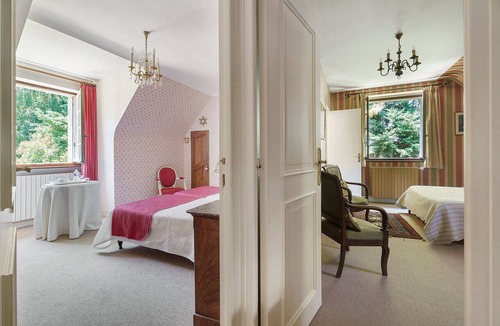 Saint-Ideuc Bed & Breakfast | Bed and Breakfast 'Chambre La Suite Rose Et Vieille Or' with Shared Garden and Wi-Fi