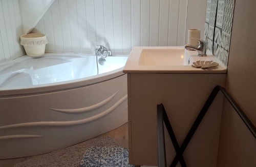 Chitenay Bed & Breakfast | Bed and Breakfast 'Chambre Quadruple' with Shared Pool, Shared Terrace and Wi-Fi