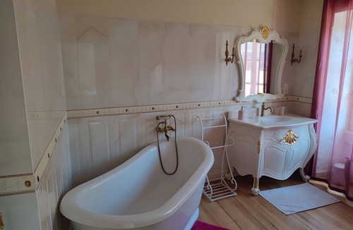 Beblenheim Bed & Breakfast | Bed and Breakfast 'Demeure D'antan - Chambre Rose' with Shared Terrace, Shared Garden and Wi-Fi