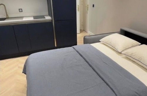 Musicians Quarter Apartment | Bright, modern studio in the heart of the city