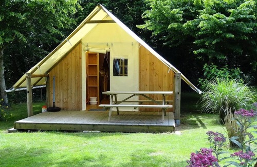 Saint-Laurent-sur-Sevre Cabin | Campsite Le Rouge Gorge* * - CABANE LODGE PREMIUM BORA BORA 3 CH 7 PERS CLIM TV LAVE VAISSELLE 7 persons