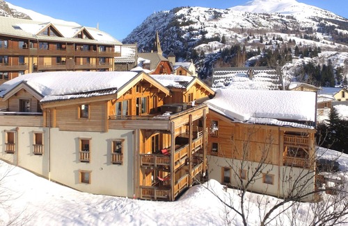 Huez-en-Oisans Ski Chalet | Chalet chaleureux PRIVÉ, à 80m de la télécabine!