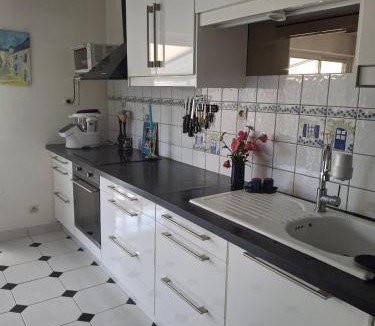 Saint-Laurent-de-la-Plaine House | Chambre dans village tranquille