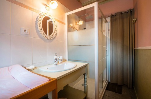 Ryes Bed & Breakfast | “Chambre Romance” Guest Room with Private Terrace, Wi-Fi, and Air Conditioning
