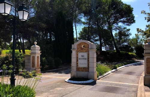 Valescure House | Charmante Villa mit Pool und Golfplatz by Interhome