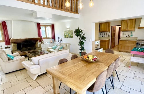 Le Collet House | Charming Estate on 1Ha: 3 Houses, Heated 28 °C Pool, SPA, Ideal for Families