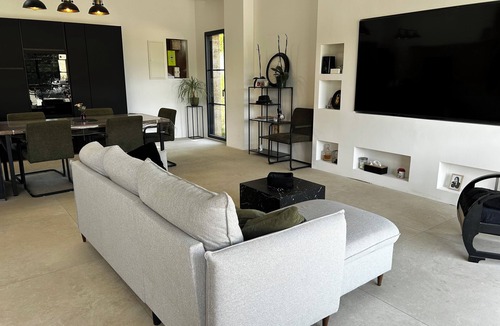Change House | Charming, fully renovated house just 12 minutes from the 24-hour race circuit