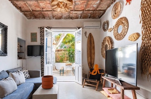 Saint-Henri House | Charming Maisonnette for 6-8 Guests with Terrace and Wi-Fi
