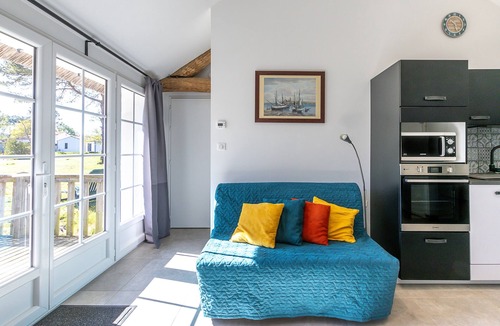 Le Fenouiller Cottage | Château Trompette Cottage with Private Terrace, Garden, Air Conditioning and Wi-Fi