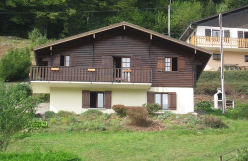 Le Menil Ski Chalet | Comfortable wooden chalet with terrace tourist village, mountain views