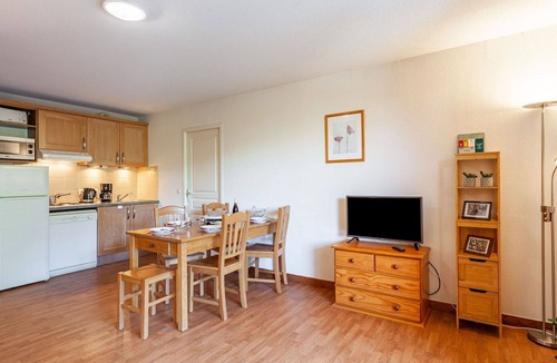 Les Bottieres Apartment | Cosy apartment for 6 people with pool, internet, TV and balcony