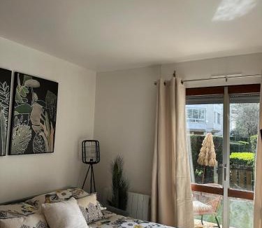 Le Chesnay Apartment | Cosy Studio en centre-ville - 20 mins de Paris
