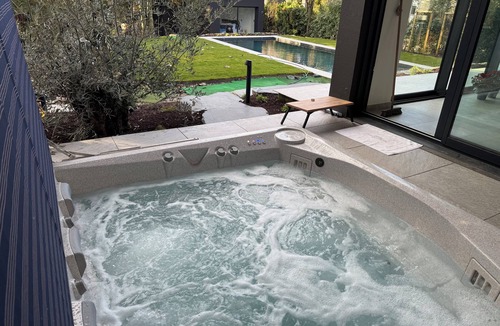 Mittelhausbergen House | Detached cottage with a pool and hot tub – near Strasbourg