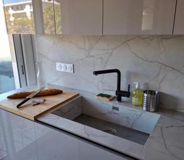 Les Baumettes Apartment | Elegant and comfortable 3 room, beach & transport within walking distance