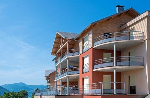 Chorges Apartment | Flat with water views