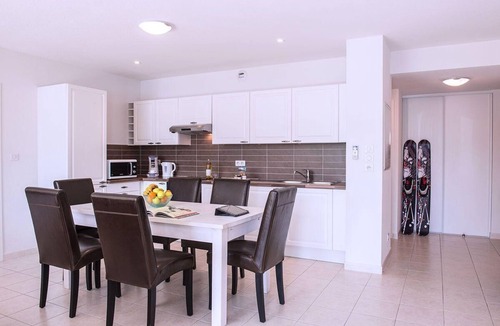 Chorges Apartment | Flat with water views