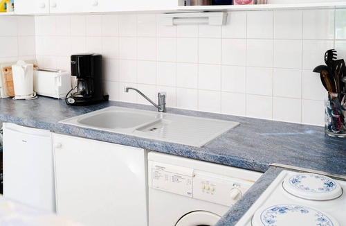 Narbonne-Plage Villa | Charming 3-Room Cottage with Terrace, Parking & WIFI, Sleeps 4