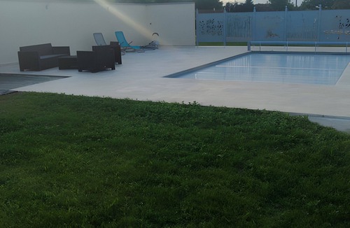 Le Controis en Sologne House | Gîte de la Bretonnière – Bright, Renovated House with Pool and Pond