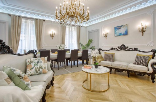 Chaussee-d'Antin Apartment | Galeries LaFayette - 7 bedrooms - lift - aircon