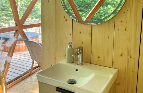 Oberhaslach Apartment | Geodesic Dome—Nordic Bath & a Break in the Heart of Nature