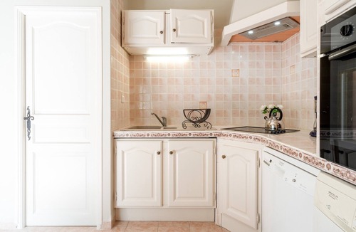 Villedieu Apartment | Gite 'Gite Du Petit Bois' with Shared Pool, Wi-Fi, and Air Conditioning