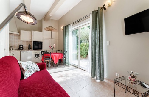 Villedieu Apartment | Gite 'Gite Du Petit Bois' with Shared Pool, Wi-Fi, and Air Conditioning
