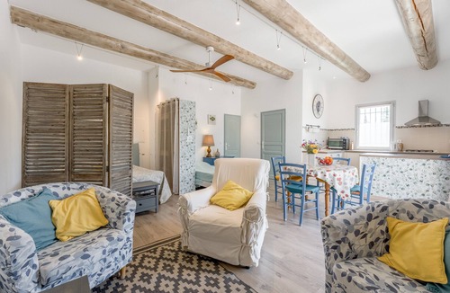 Cabrieres-d'Avignon House | Gîte Le Petit Luberon - Lisianthus in the Countryside