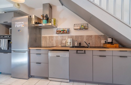 Narbonne-Plage House | Holiday Home 'Au Pin' with Private Terrace, Wi-Fi, and Air Conditioning