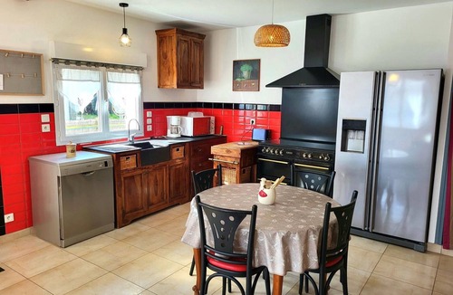 Creances House | Holiday Home 'Chez Ptit Claude, Seaside' with Private Terrace and Wi-Fi