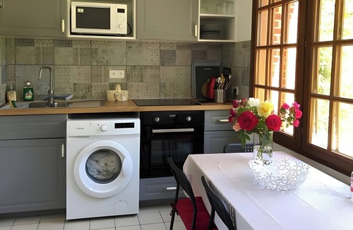 Eu House | Holiday Home 'Gite Les Rosiers' with Private Garden