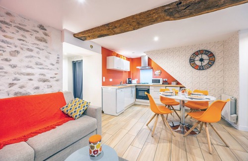 Les Epesses House | Holiday Home 'Les Glycines 1' with Private Terrace, Balcony and Wi-Fi