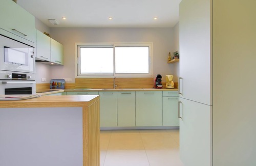 Creances House | Holiday Home 'Maison Lux' with Private Garden