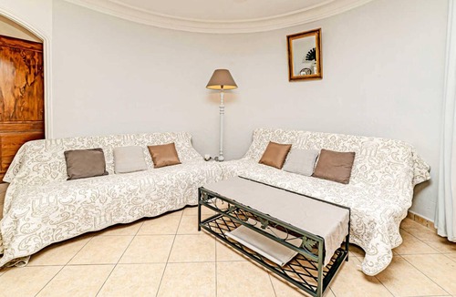 Le Bar-sur-Loup Apartment | Homerez - Appartement 19 km away from the beach for 10 ppl. at Le Bar-sur-Loup