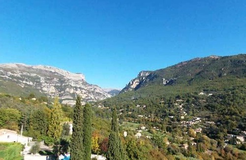 Le Bar-sur-Loup Apartment | Homerez - Appartement for 4 ppl. with garden and terrace at Le Bar-sur-Loup