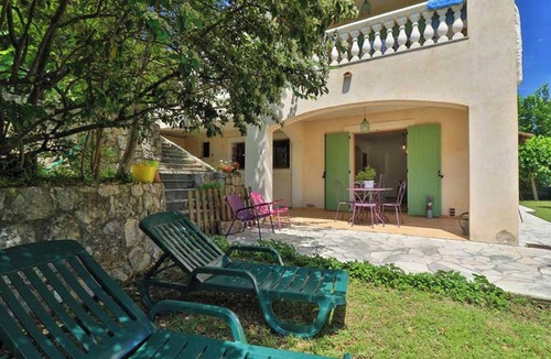 Le Bar-sur-Loup Apartment | Homerez - Apt Le Bar-sur-Loup