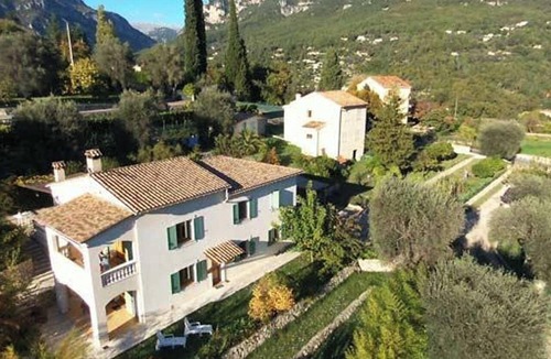 Le Bar-sur-Loup Apartment | Homerez - Apt Le Bar-sur-Loup