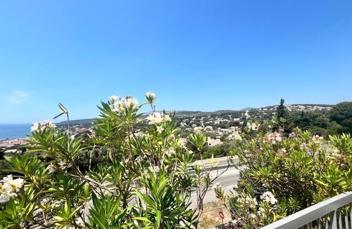 Cassis Apartment | In the heights of Cassis, quiet studio with private parking and swimming pool.