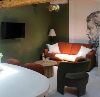 Quartier Administrations Apartment | L escale Antique