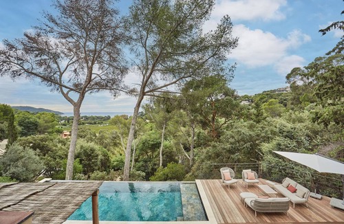 La Croix-Valmer Villa | La Villa Playa Madrague, Là où la Méditerranée se dévoile entre les pins.