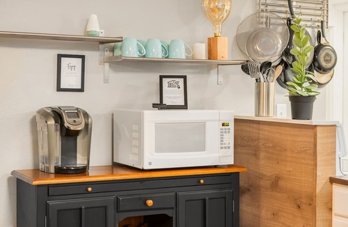 Flottemanville Apartment | Large Modern 2 Bedroom near Ocean, Airport, and Seattle with private garage