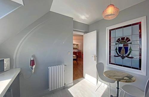Larmor-Plage Apartment | Larmor-Plage Spacious 3BR with Terrace, Elevator, and Parking by the Sea